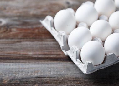 Kırsal bir masada beyaz yumurtalar.