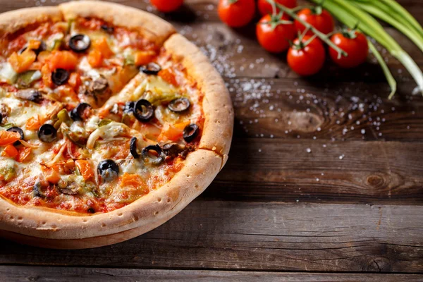 Vegeterian pizza with mushrooms and olives — Stock Photo, Image