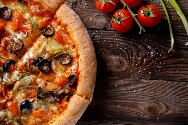 Vegeterian pizza with mushrooms and olives — Stock Photo, Image