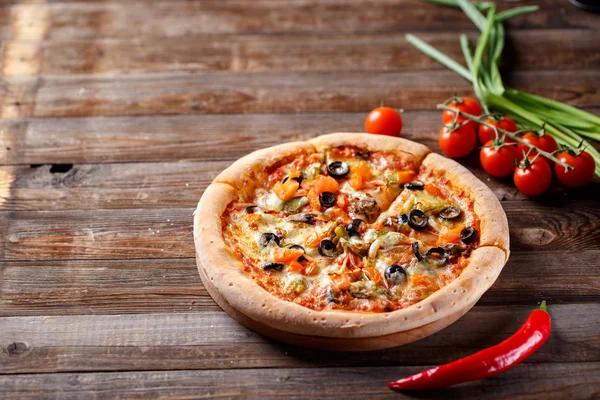 配上西红柿、蘑菇和橄榄的比萨 — 图库照片
