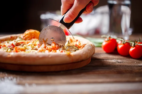 Moten verse pizza met roller mes. — Stockfoto