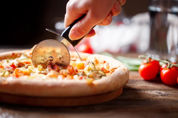 Moten verse pizza met roller mes. — Stockfoto