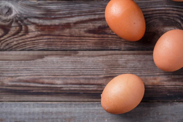 乡村木桌上的褐色鸡蛋 — 图库照片