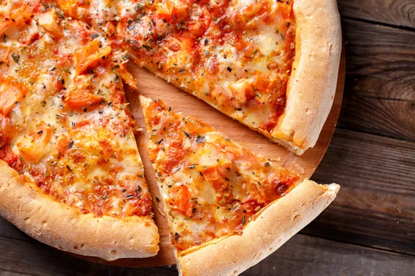 Läcker italiensk pizza. — Stockfoto