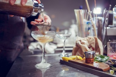 Barmen coocks bir barda kokteyl sayaç