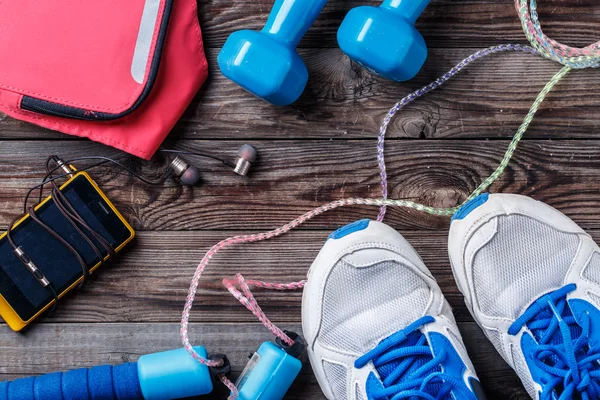 Sport saker på träbord, ovanifrån — Stockfoto