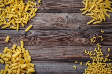 Ahşap zemin üzerinde kurutulmuş makarna seçimi.
