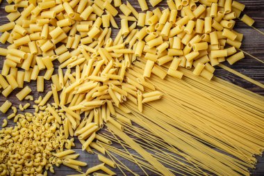 Çiğ İtalyan makarnası, makarna, spagetti ve fettucine portresi.