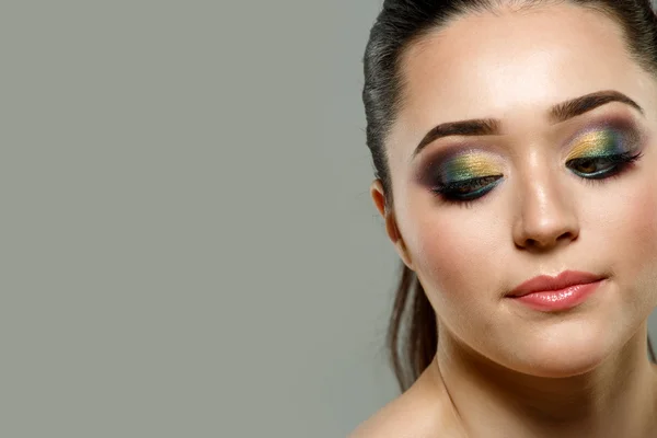 Feche o retrato do belo rosto de mulher jovem. Conceito de maquiagem . — Fotografia de Stock