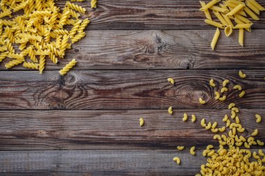 Ahşap zemin üzerinde kurutulmuş makarna seçimi.