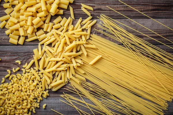 Close up portrait of raw homemade italian pasta, macaroni, spaghetti, and fettuccine — Stock Photo, Image