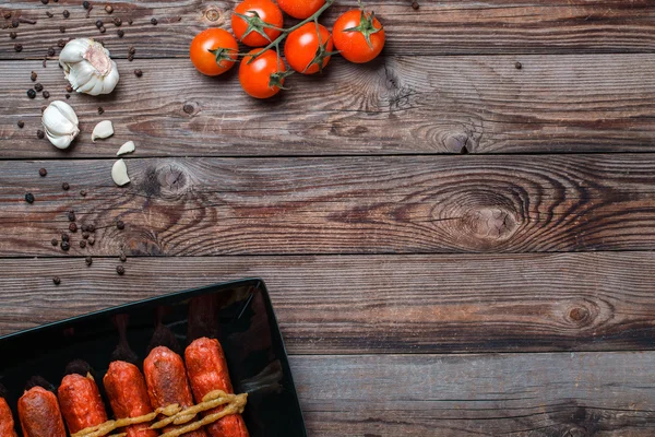 Izgarada kızarmış sosis..