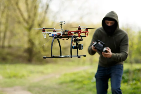 Homem voando com o drone — Fotografia de Stock