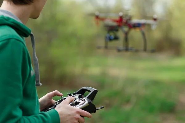 Uomo che controlla un drone . — Foto Stock