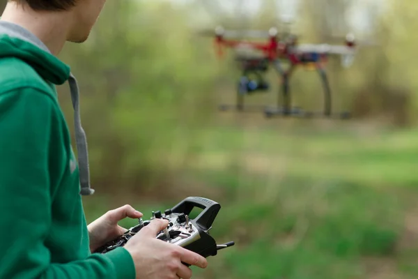 Homem a controlar um drone . — Fotografia de Stock