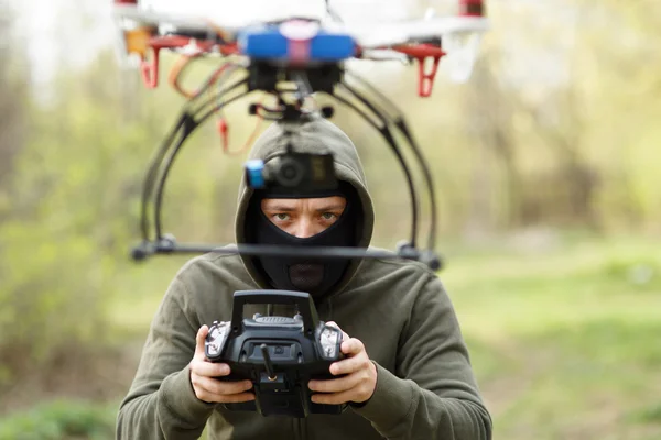 Mężczyzna latający z drone — Zdjęcie stockowe