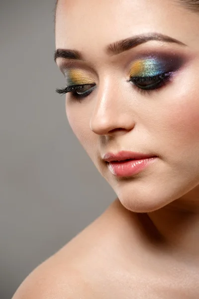 Portret van mooie jonge vrouw gezicht close-up. Make-up concept. — Stockfoto