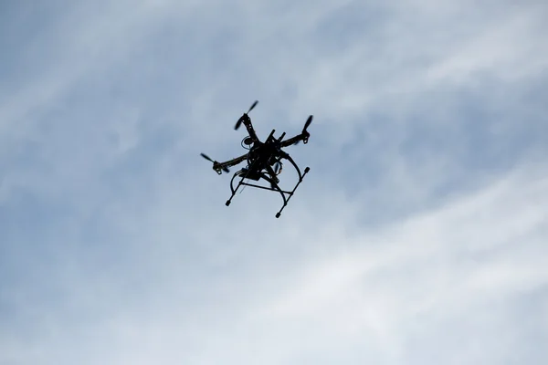 Drone voador com câmera no céu — Fotografia de Stock