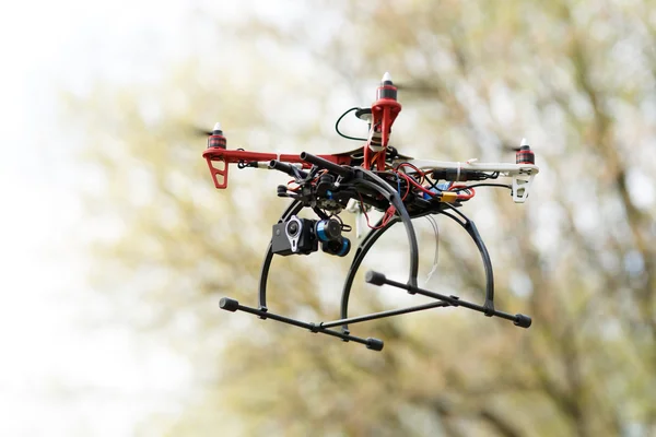 Quadrocopter tijdens het vliegen in het bos. — Stockfoto