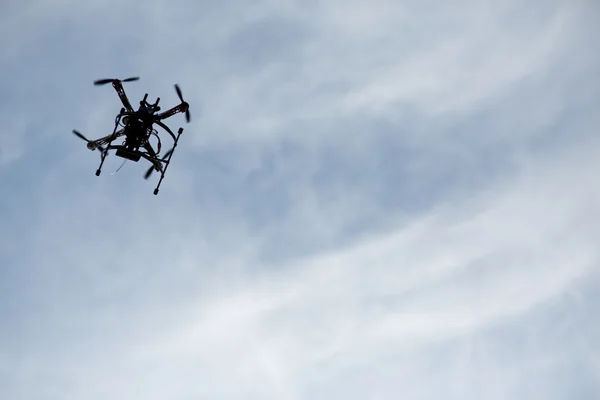Drone voador com câmera no céu — Fotografia de Stock