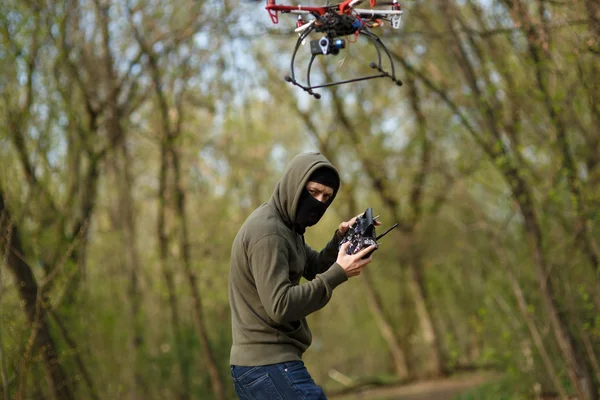 遠隔操作で無人機を操作するマスクの男. — ストック写真