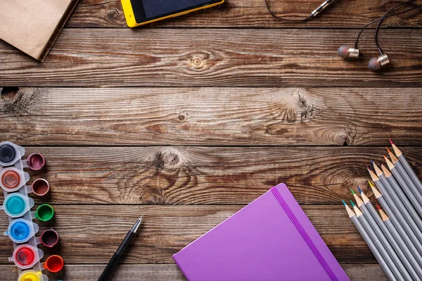 Aquarelas, lápis de cor e caderno de esboços em mesa de madeira. Flat lay foto com espaço vazio para logotipo, texto. — Fotografia de Stock