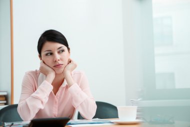 Güzel kadın çalışma evinde rüya