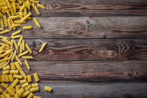 Selezione pasta secca mista su fondo di legno. — Foto Stock