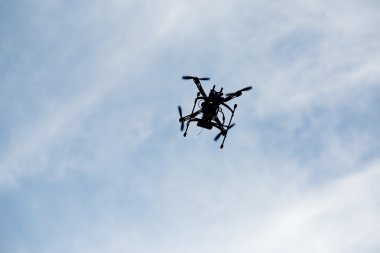 Gökyüzünde kamera olan uçan bir dron.