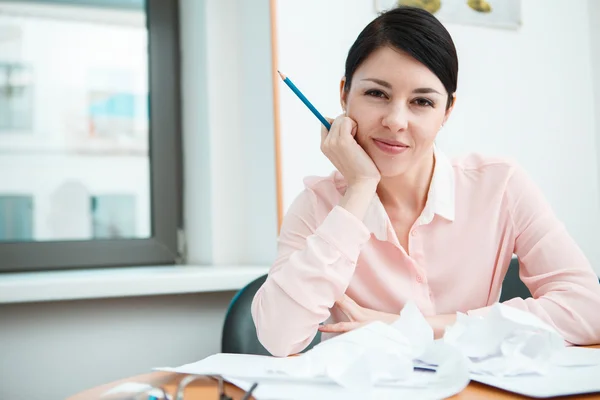 Affärskvinna sitter vid skrivbordet på kontoret i tankar. — Stockfoto