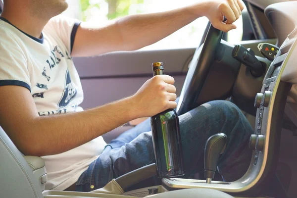 Uomo che beve birra mentre guida l'auto . — Foto Stock