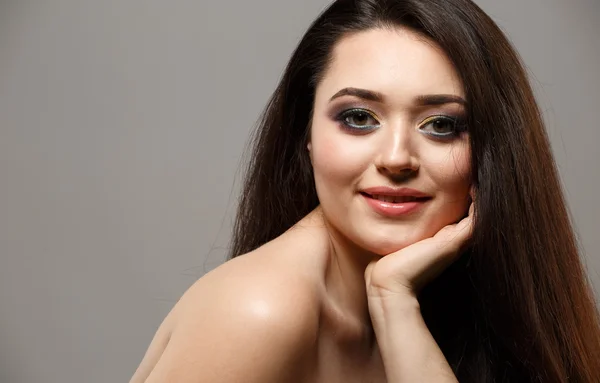 Portrait close up of young beautiful woman in studio — Stock Photo, Image