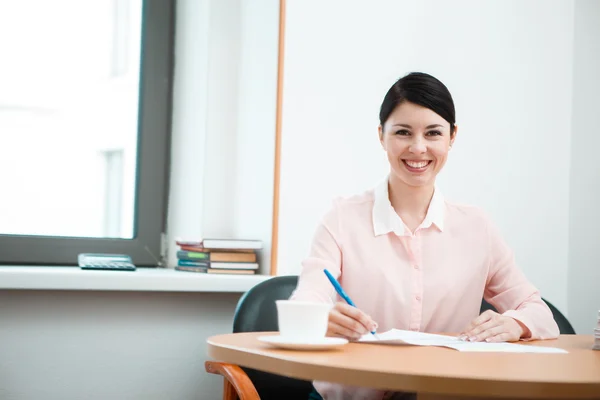 Wonam arbeiten mit Papieren im Büro. — Stockfoto