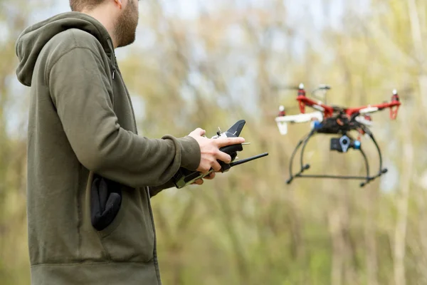 Uomo che controlla un drone . — Foto Stock