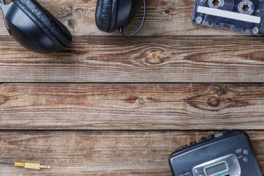 Kaset, kaset çalar ve ahşap masa üzerinde kulaklık. Üstten Görünüm.