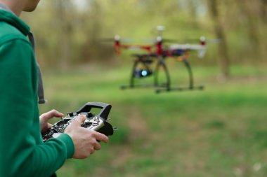 Adam kontrol bir dron.