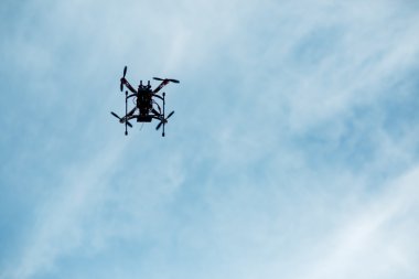 Gökyüzünde kamera olan uçan bir dron.