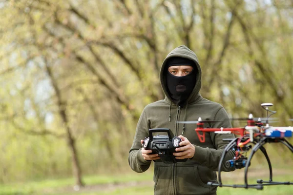 Mann fliegt mit Drohne — Stockfoto