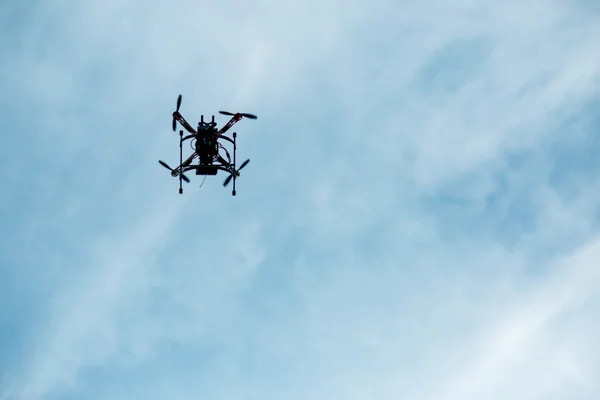 Fliegende Drohne mit Kamera am Himmel — Stockfoto