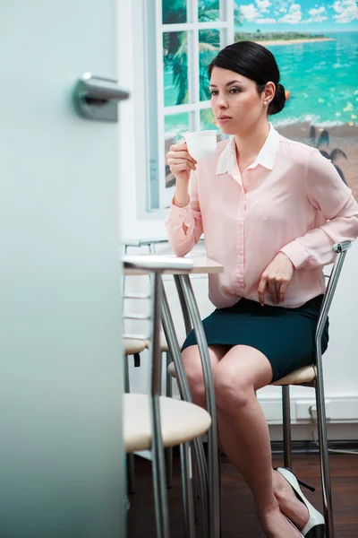 Tre kvinnliga företagare på kaffe paus på kontoret — Stockfoto