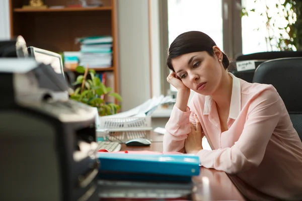 Mujer de negocios cansada durmiendo en el escritorio . —  Fotos de Stock