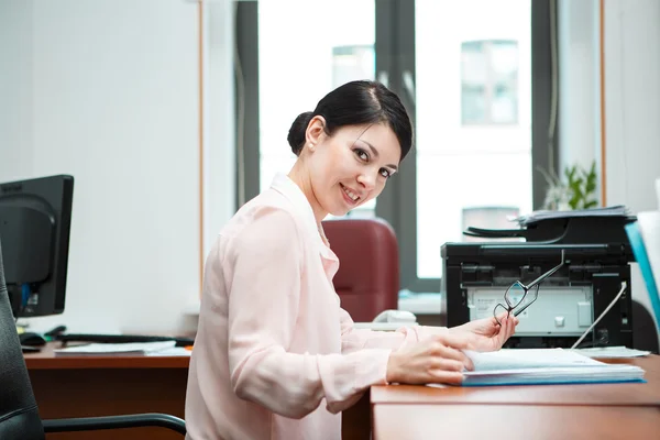 Modern business woman in the office — Stock Photo, Image