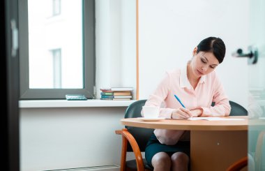 Kadın yazılı kağıt olarak.