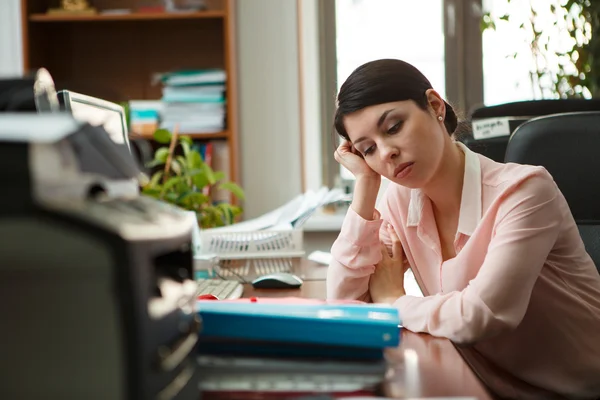 Femme d'affaires fatiguée dormant sur le bureau . — Photo