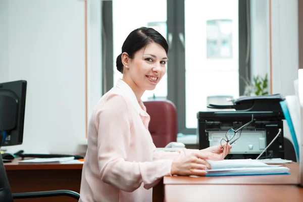 Mujer de negocios moderna en la oficina — Foto de Stock