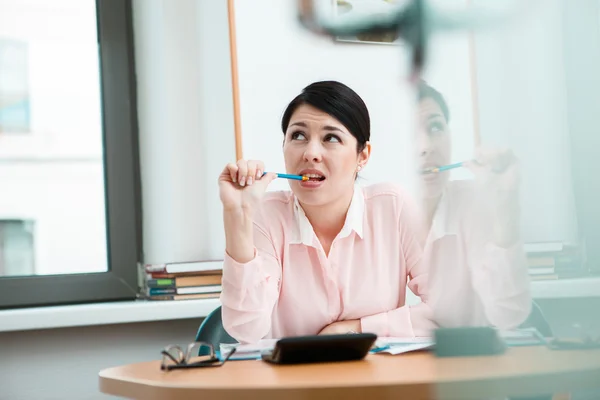 Young office worker dreaming in her workplace — Stock Photo, Image