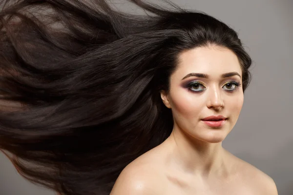 Beautiful brunette woman with long hair. — Stock Photo, Image