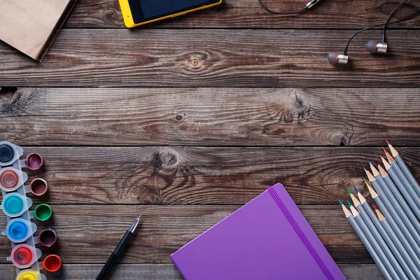 Aquarelas, lápis de cor e caderno de esboços em mesa de madeira. Flat lay foto com espaço vazio para logotipo, texto. — Fotografia de Stock