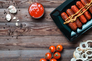 Izgarada kızarmış sosis..