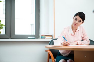 Kadın yazılı kağıt olarak.